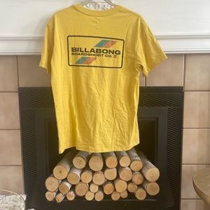 I am selling this teeshirt, it is from BillaBong. The color is a mustard yellow.